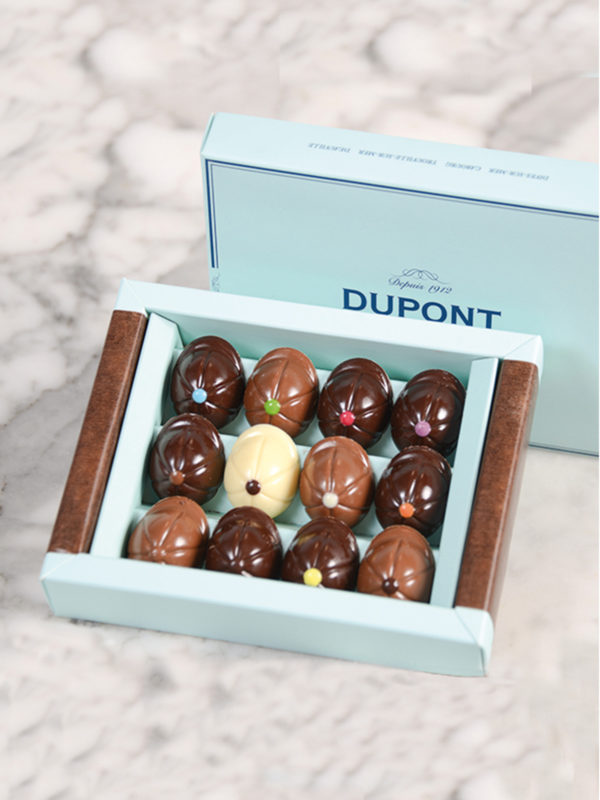 Fleuriste-Decorateur-Cabourg-COFFRET-CHOCOLATS-12-PIECES-DUPONT-avec-un-the